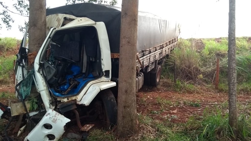 Motorista ficou preso às ferragens em acidente na rodovia Antônio Salim Curiati, em Avaré — Foto: Corpo de Bombeiros/Divulgação