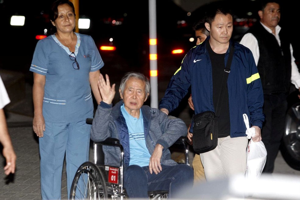 Ex-presidente peruano Alberto Fujimori deixou a clínica onde estava internado, em Lima, após indulto — Foto: Eddy Ramos /Agencia Andina