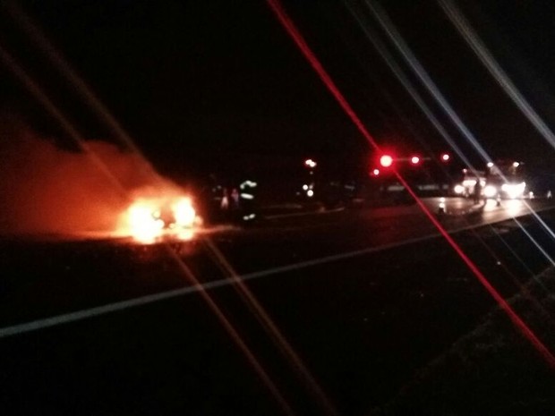 Veículo pegou fogo após sofrer pane elétrica e ser atingido por ônibus na SP-280 (Foto: Adolfo Lima/ TV TEM)