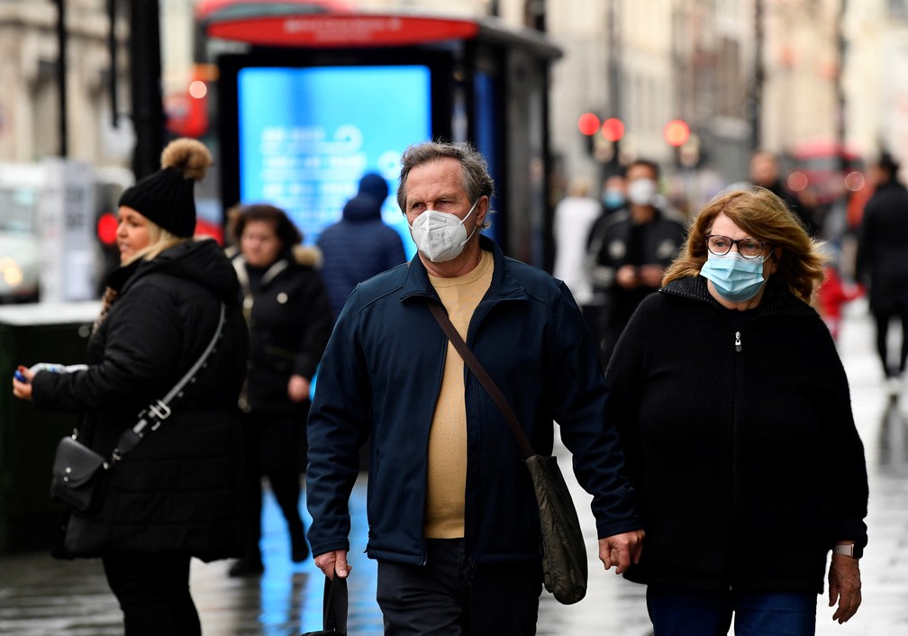 Civis caminham pelas ruas de Londres vestindo máscaras de proteção facial — Foto: Toby Melville/ REUTERS