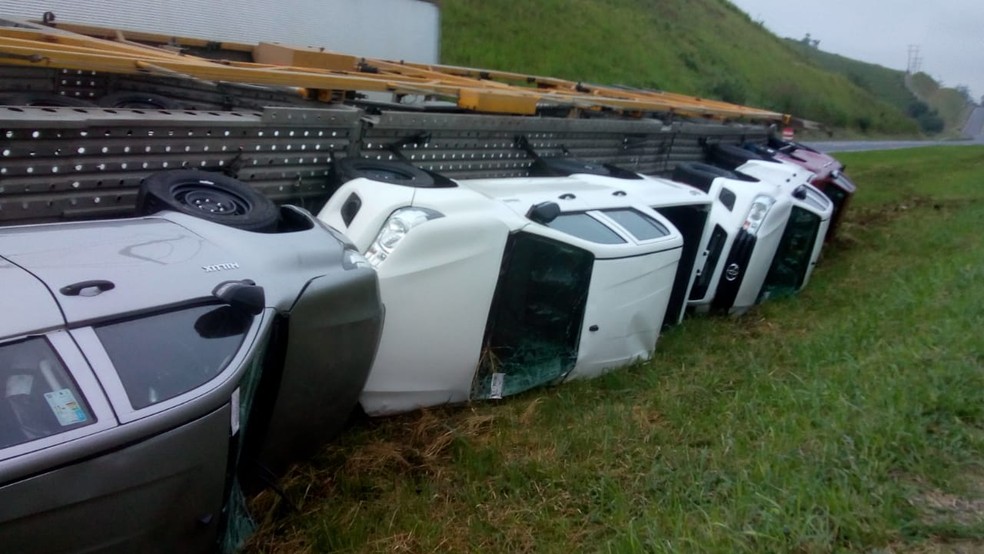 Carros ficaram quebrados após caminhão tombar na Rodovia Régis Bittencourt — Foto: G1 Santos