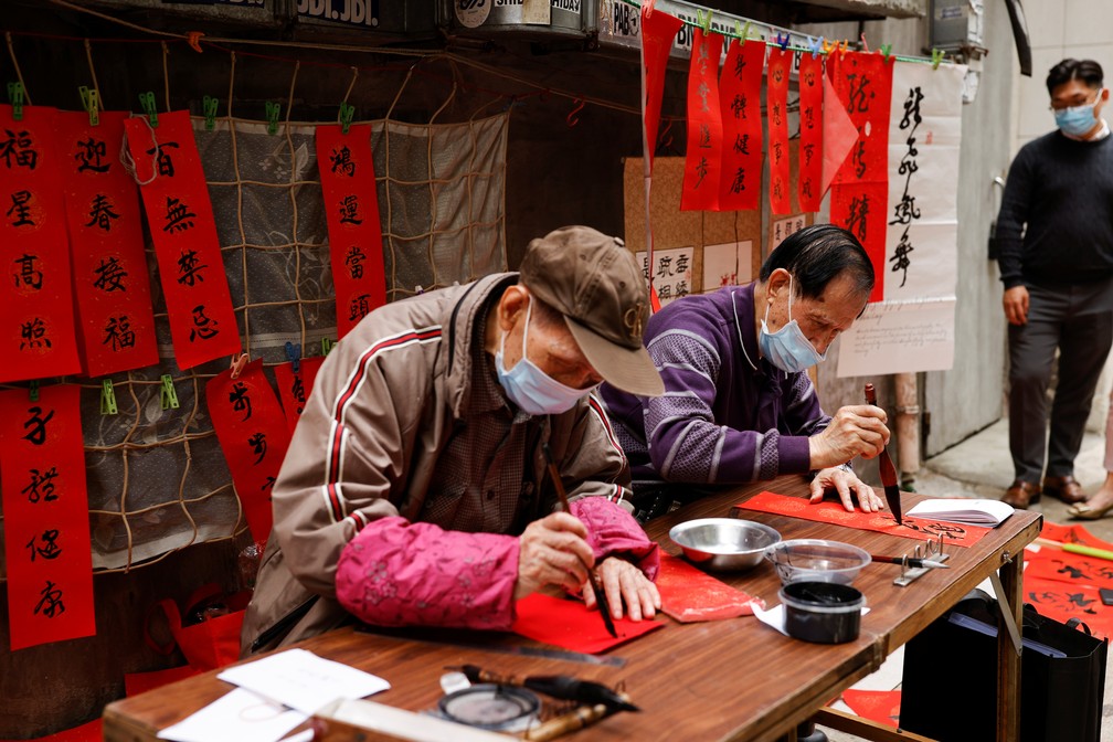 Em Hong Kong, artesãos fazem faixas para o Ano Novo Chinês, em 11 de fevereiro de 2021 — Foto: Tyrone Siu/Reuters