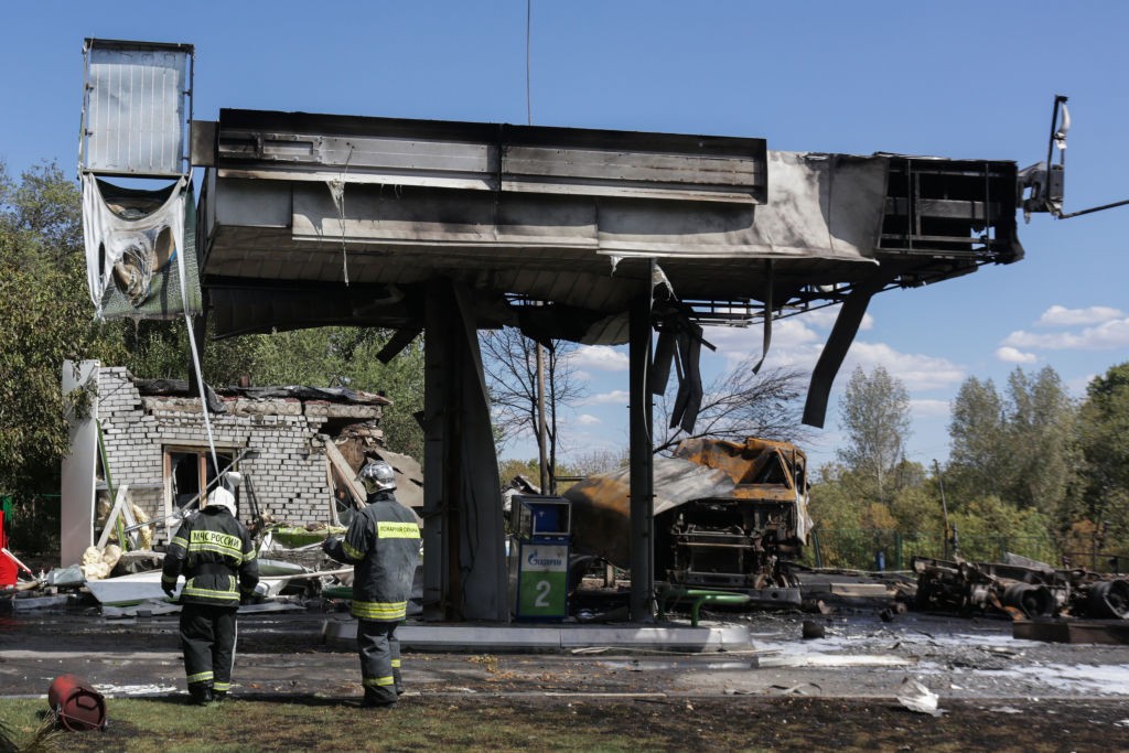 VOLGOGRAD, RUSSIA - AUGUST 10, 2020: Russian Emergencies Ministry employees work at the scene of a fire at a filling station in Traktorozavodsky District, where a gas tank explosion occured. Dmitry Rogulin/TASS (Photo by Dmitry Rogulin\TASS via Getty Imag (Foto: Dmitry Rogulin/TASS)