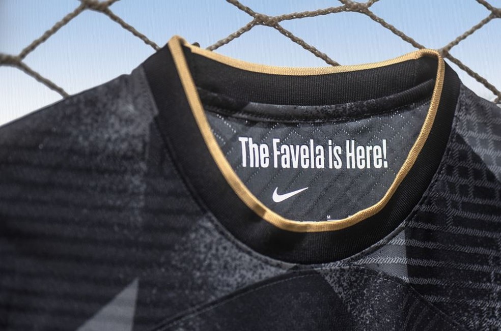 Detalhe da nova camisa número dois do Corinthians, escrito "The Favela is Here!" — Foto: Divulgação/Nike