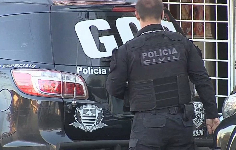 Policiais cumprem mandados de busca e apreensão domiciliar nas cidades de Assis e Marília — Foto: TV TEM/Reprodução