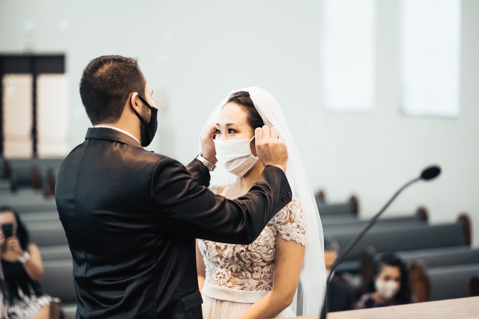 Casal se casa de máscara em Rio Preto — Foto: Arquivo Pessoal/John Sonemberg