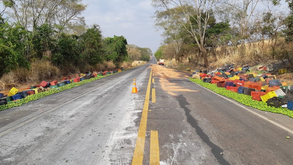 Após segundo acidente, pista foi novamente interditada em Patos de Minas (MG) — Foto: Polícia Rodoviária Federal/Divulgação