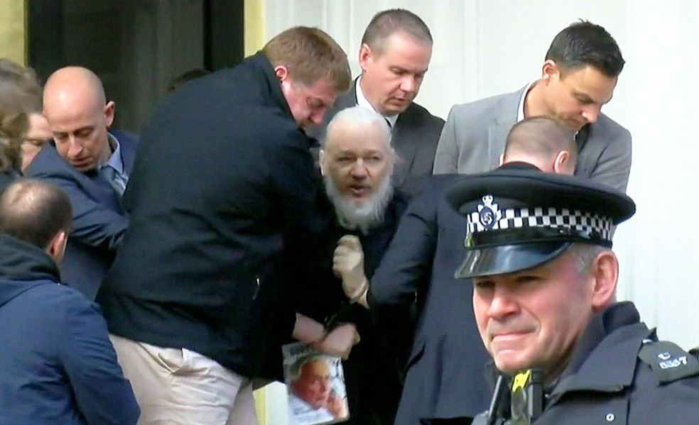 Momento em que o fundador do WikiLeaks, Julian Assange, foi preso na embaixada do Equador em Londres — Foto: Reprodução/RUPTLY