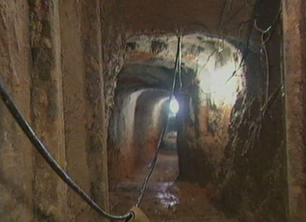 Túnel feito pelos criminosos foi descoberto em 2011  — Foto: Tv Tem/ Reprodução/ Arquivo 
