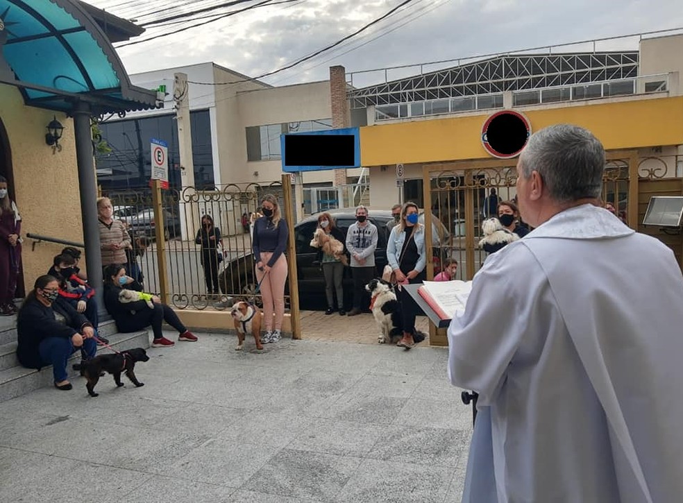 Fiéis levaram cães para receberem benção em Boituva — Foto: Paróquia de São Roque/Divulgação
