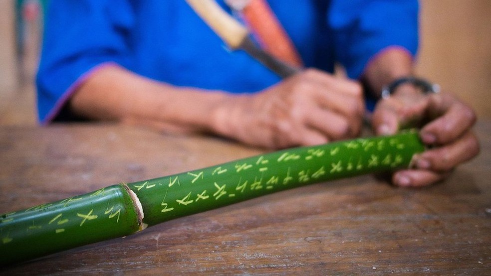 O hanunóo, alfabeto à beira da extinção nas Filipinas, é tradicionalmente grafado no bambu — Foto: Ferdz Decena via BBC