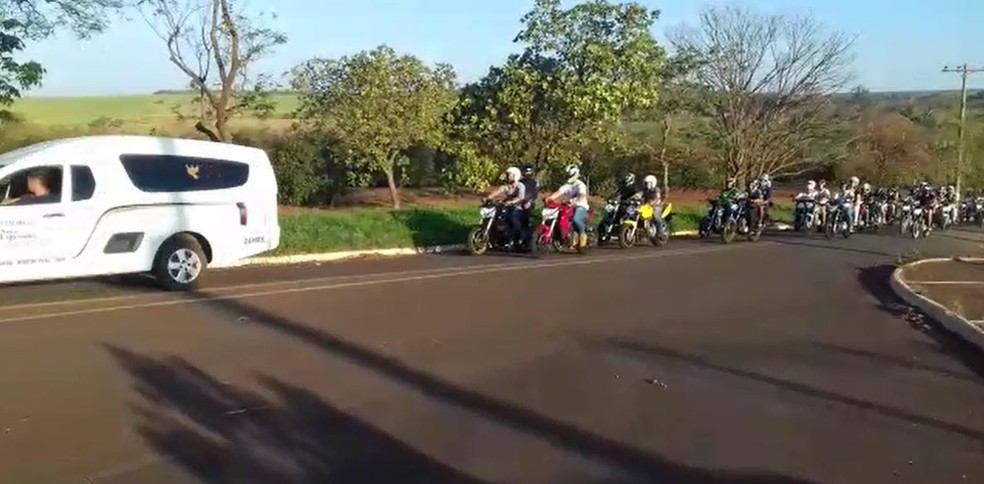 Cortejo de motociclistas acompanhou enterro de casal de namorados — Foto: Antônio Carlos Bispo do Carmo/Divulgação