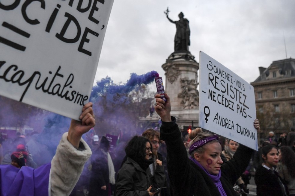 Milhares protestam por direitos da mulher em Paris neste sábado (23) — Foto: Alain Jocard/AFP