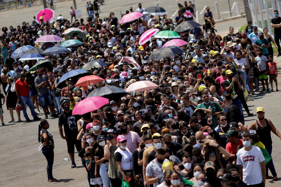 Fãs compareceram em peso no velório de Marília Mendonça, mas muitos não conseguiram entrar. — Foto: REUTERS/Ueslei Marcelino
