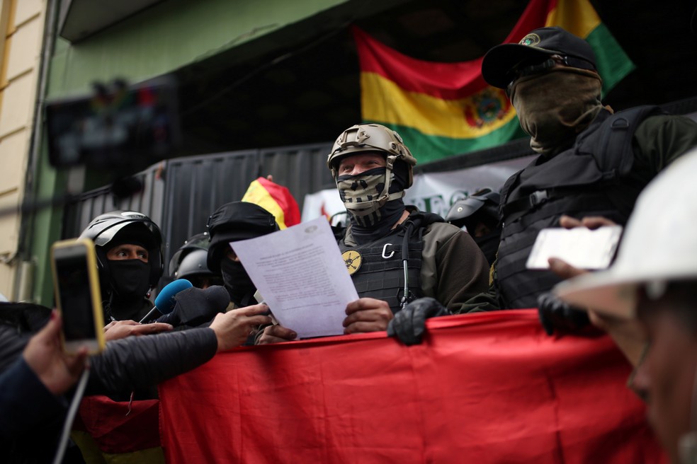 Oficial de polícia lê discurso durante protesto contra o presidente da Bolívia, Evo Morales — Foto: Luisa Gonzalez/Reuters