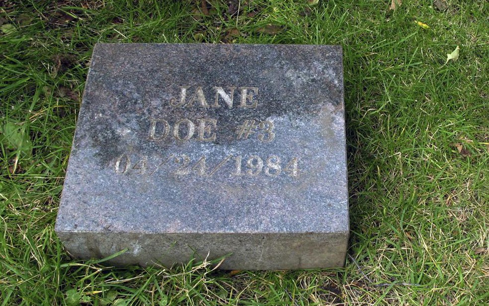 Lápide de Jane Doe nº 3 em um cemitério em Anchorage, Alasca, em foto de 3 de setembro de 2014 — Foto: AP Photo/Rachel D'Oro