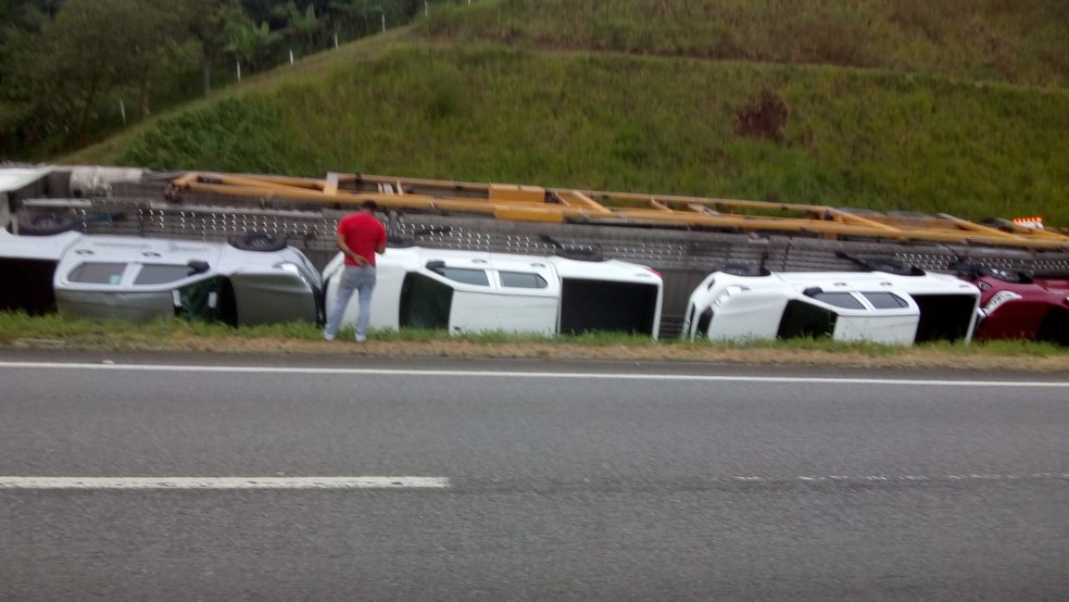 Caminhão tomba com carros de luxo na Rodovia Régis Bittencourt, na altura do km 407 — Foto: G1 Santos