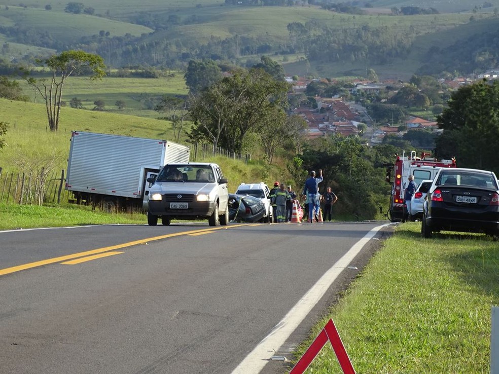 Acidente entre carro e caminhão deixou dois mortos em Riversul (SP) — Foto: ItapoNews/Divulgação
