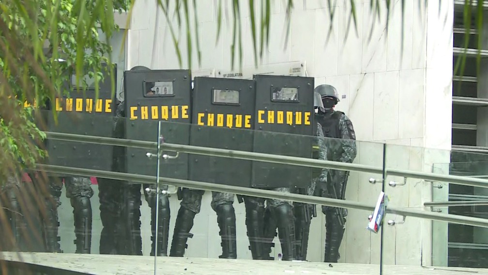 Polícia Militares usam escudo para conter entrada de manifestantes na Alesp — Foto: Reprodução/GloboNews