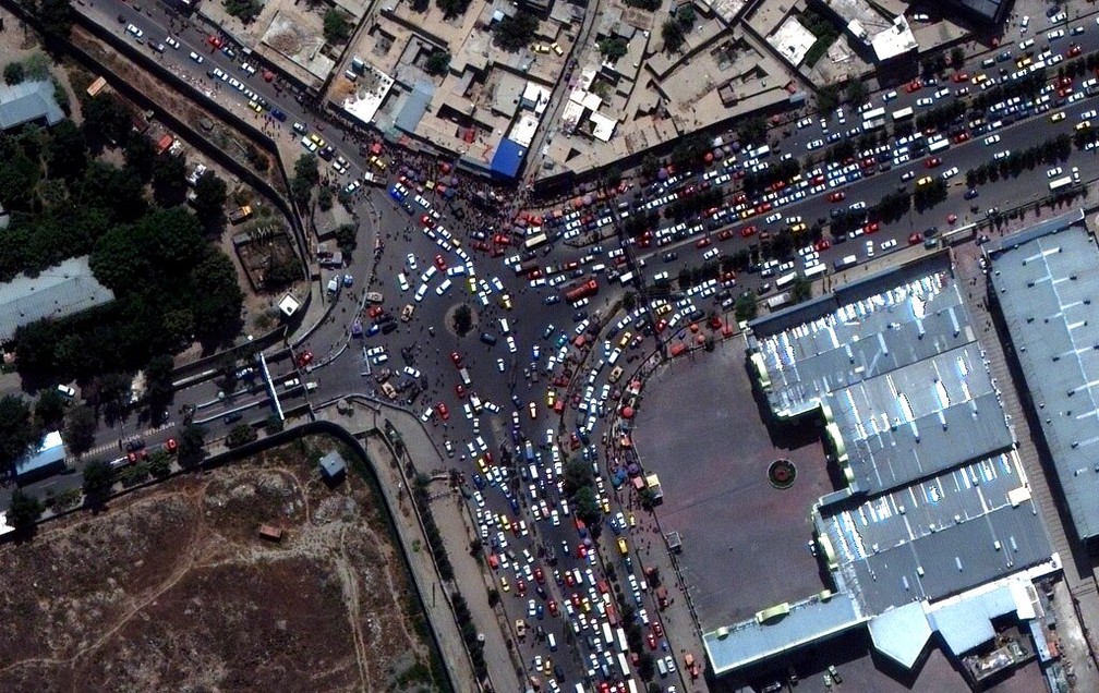 Imagem de satélite mostra tráfego intenso de automóveis na entrada do aeroporto internacional de Cabul na segunda-feira, 23 de agosto de 2021 — Foto: Maxar Technologies/AP