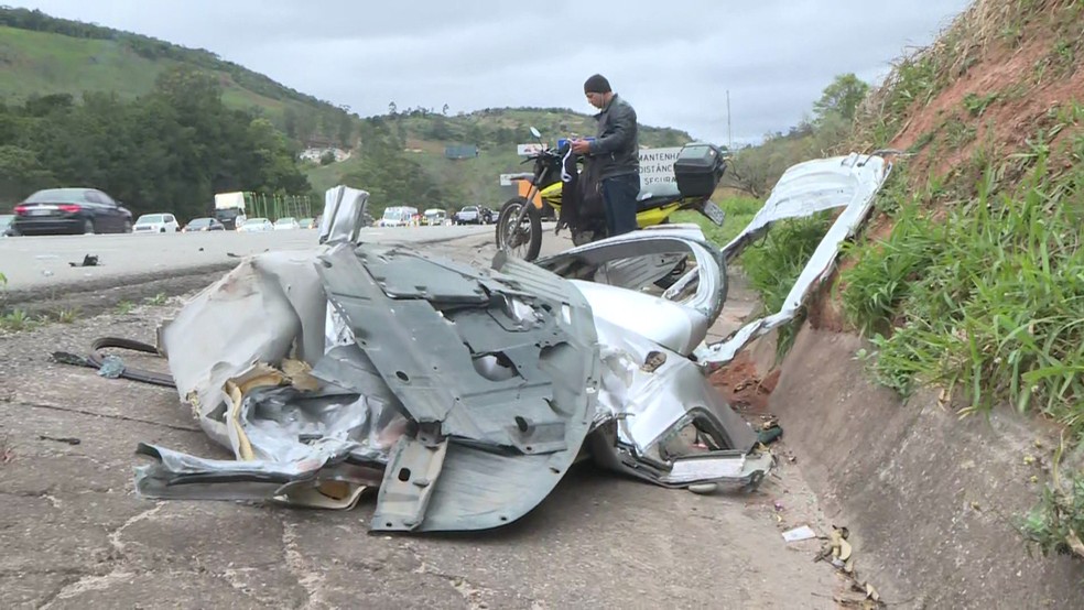 Um dos 4 carros envolvidos no acidente que deixou 3 mortos na Castello Branco nesse domingo (22) — Foto: Reprodução/TV Globo