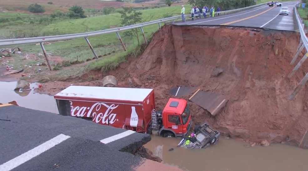 Chuva abre cratera na pista e 'engole' carro e caminhão em Marília — Foto: TV TEM/Reprodução