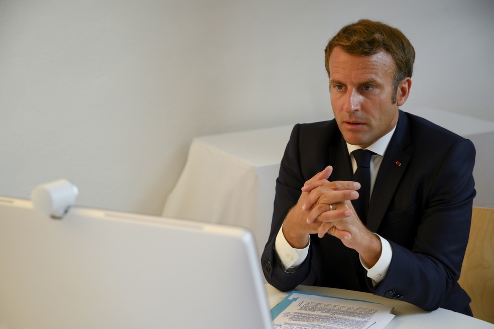 O presidente da França, Emmanuel Macron, durante teleconferência com outros líderes mundiais sobre a situação no Líbano — Foto: Christophe Simon/Pool via Reuters