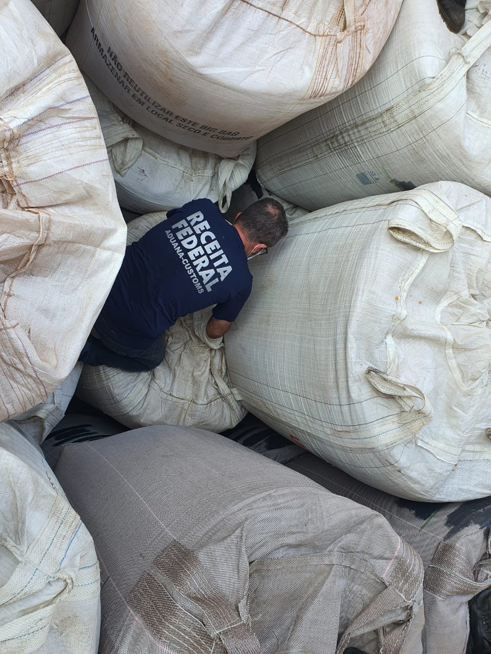 Operação apreende cocaína escondida em carga de milho em navio no porto de São Sebastião — Foto: Divulgação/ Receita Federal