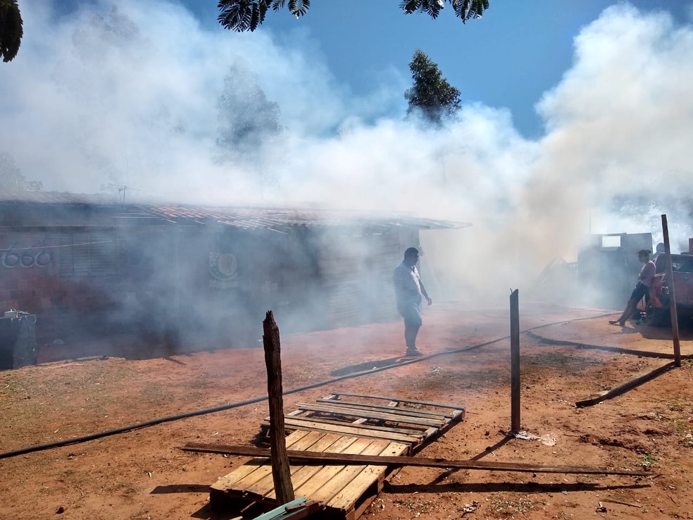 Casa pegou fogo na manhã desta segunda-feira (23) na Vila dos Bancários, em Ibitinga — Foto: Corpo de Bombeiros/Divulgação