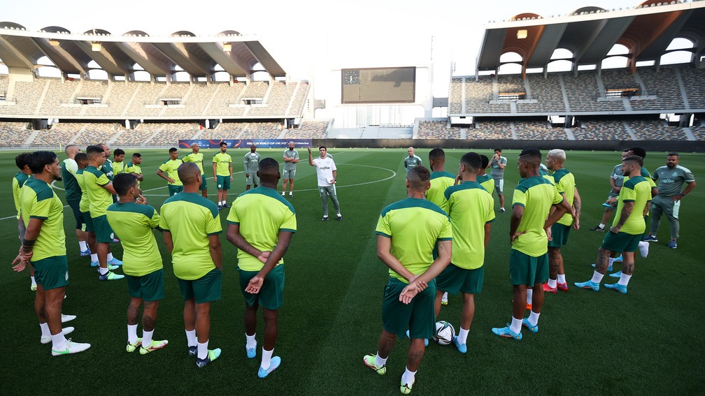 Abel Ferreira conversa com os jogadores do Palmeiras antes de treino em Abu Dhabi — Foto: Fabio Menotti