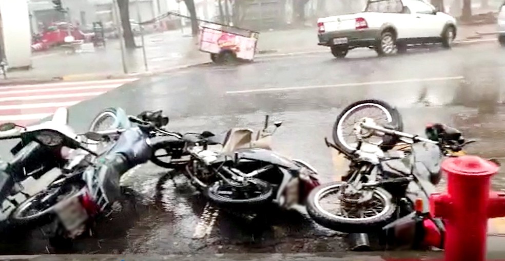 Ventania com chuva assusta moradores e derruba motos em Ourinhos — Foto: Arquivo pessoal
