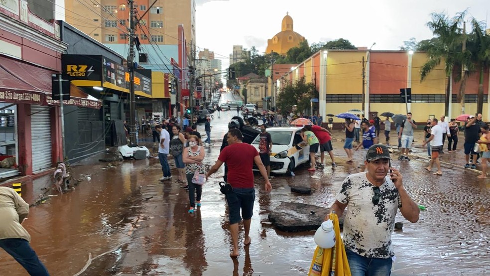 Após chuva, comerciantes contabilizam prejuízos em São Carlos novembro 2020 — Foto: Felipe Boldrini / EPTV