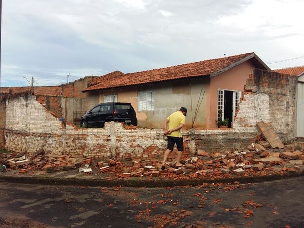 Moradores não estavam na casa e ninguém ficou ferido (Foto: Adolfo Lima/ TV TEM)
