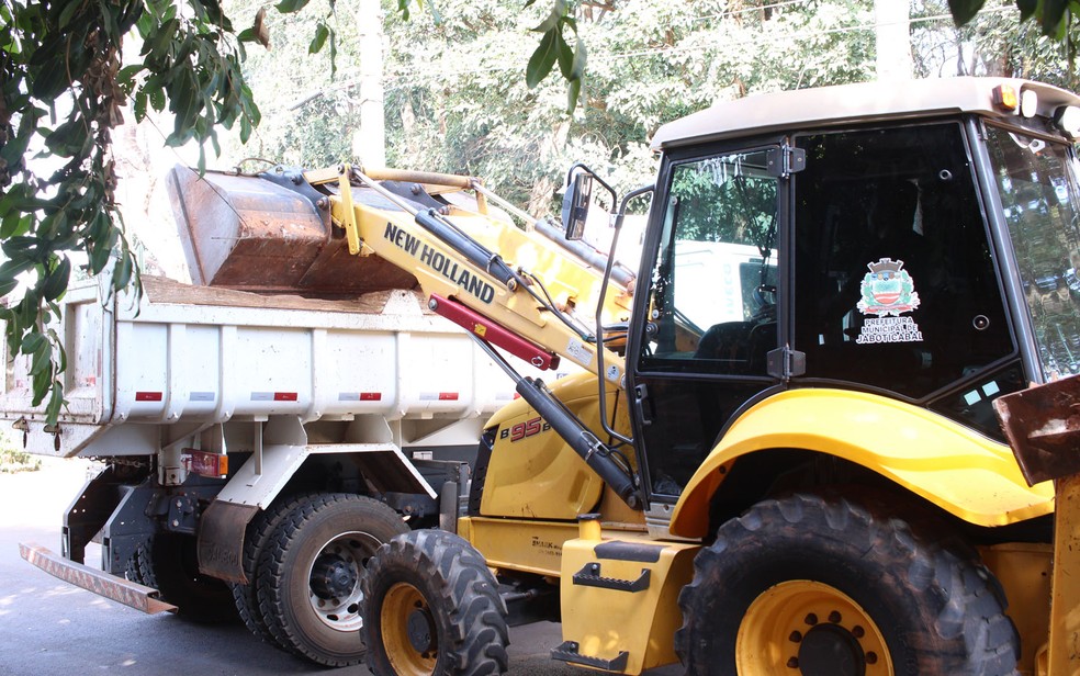 30 caminhões com entulhos foram retirados de casa de idosos em Jaboticabal, SP — Foto: Foto: Prefeitura de Jaboticabal/Divulgação