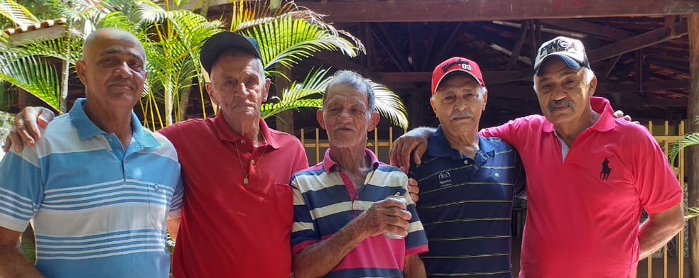 Laudelino, irmãos e sobrinhos em Tupã — Foto: Arquivo pessoal