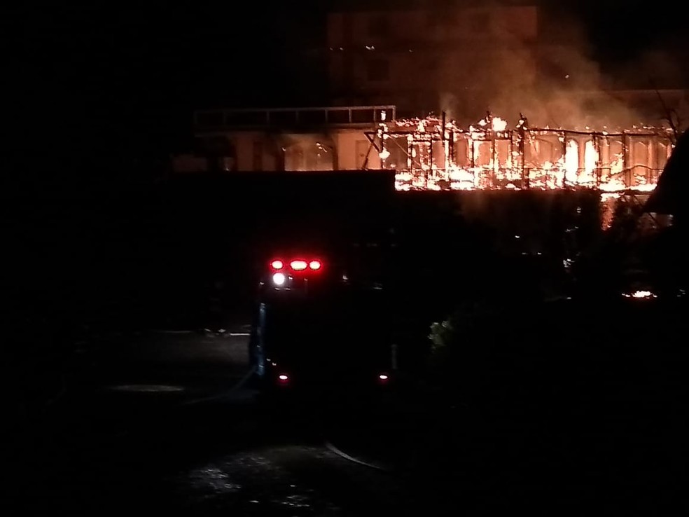 Incêndio destrói hotel em Campos do Jordão — Foto: Tiago Bezerra/ TV Vanguarda