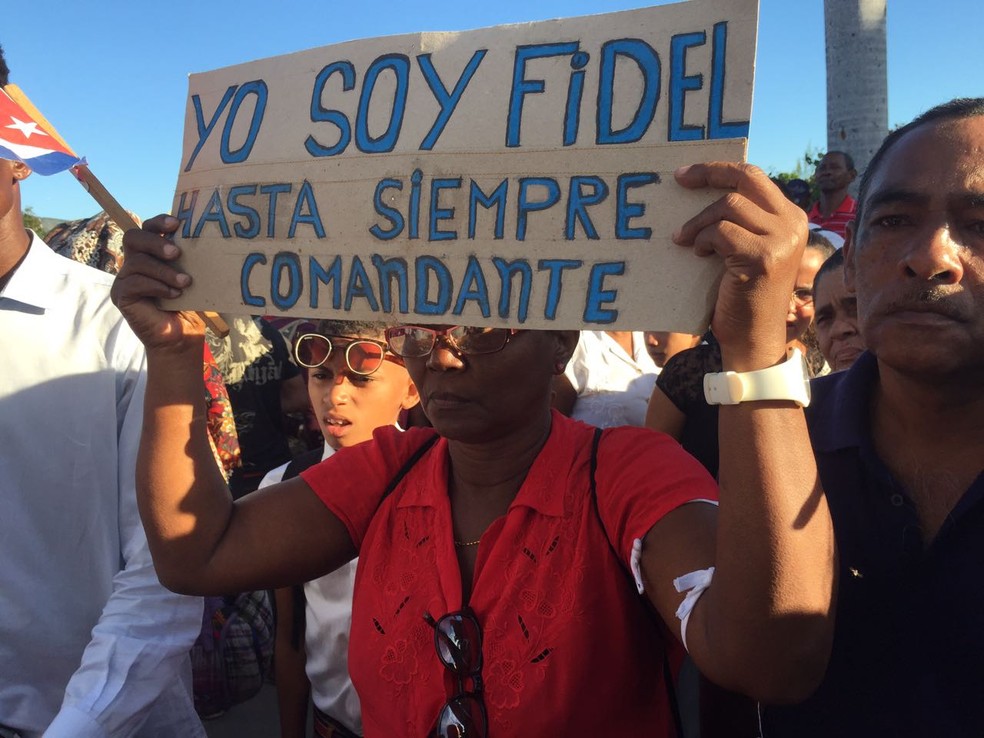 Admiradora de Fidel Castro segura cartaz em Santiago de Cuba (Foto: Letícia Macedo/G1)