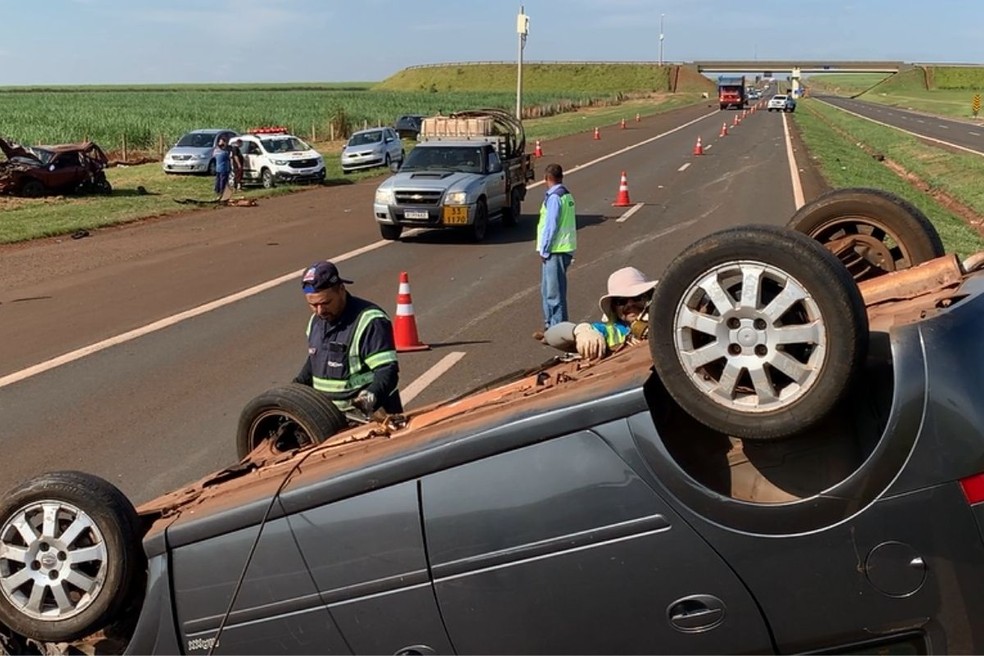 Dois carros e um caminhão se envolvem em acidente em rodovia próxima a Jaú — Foto: Central de Notícias /Divulgação
