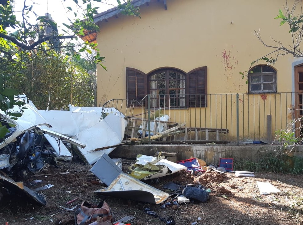 Destroços da aeronave ficaram espalhados na frente da casa — Foto: Bombeiros/Divulgação