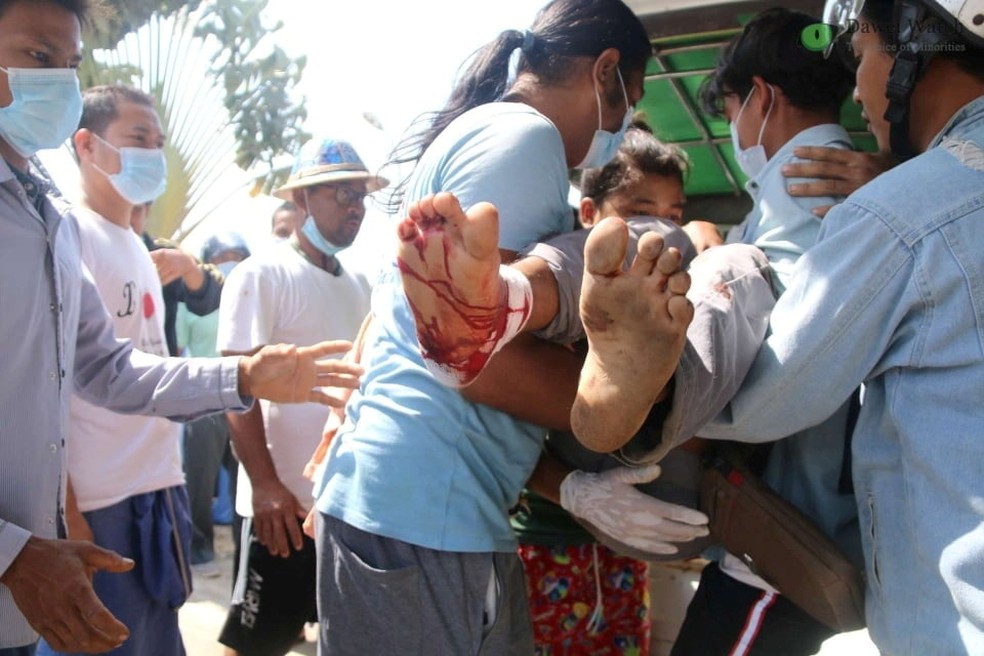 Manifestante ferido é carregado em Dawei, em Mianmar, neste domingo (28) — Foto: Dawei Watch/via REUTERS