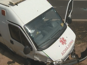 Ambulância também se envolveu em acidente (Foto: Reprodução/TV TEM)