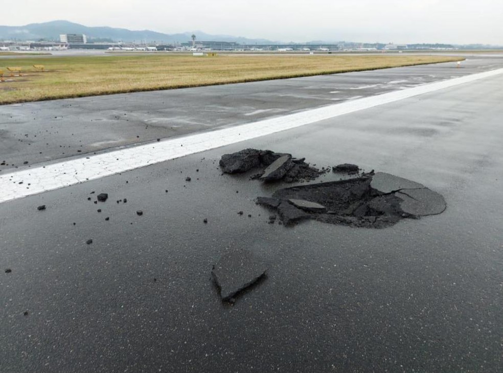 Estrago em pista do Aeroporto de Cumbica (SP) provocado pela queda de um raio — Foto: Divulgação