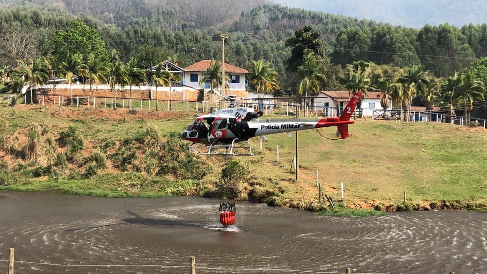 Helicóptero Águia auxilia no combate ao incêndio na serra de São Pedro — Foto: Prefeitura de São Pedro/Divulgação