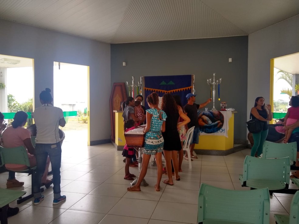 Familiares e amigos no velório da adolescente Verônica Menezes, nesta sexta (6) — Foto: Quésia Melo/Rede Amazônica Acre