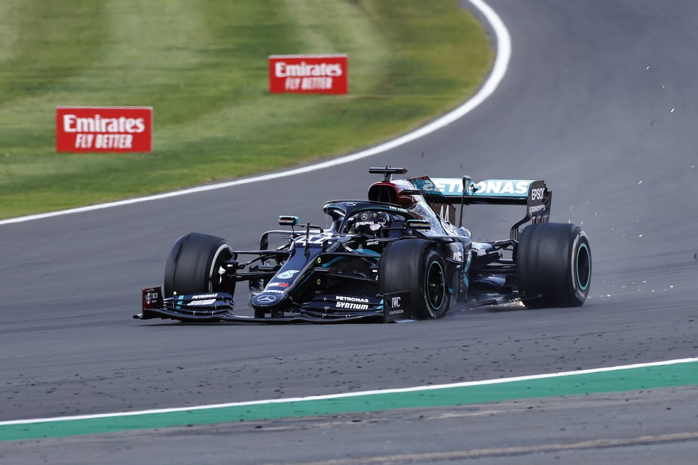 Hamilton se arrasta na última volta do GP da Inglaterra com pneu furado — Foto: Getty Images