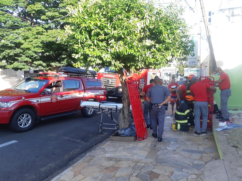 Jovens foram socorridas pelos bombeiros após serem atingidas pelos escombros em Marília — Foto: Arquivo pessoal 
