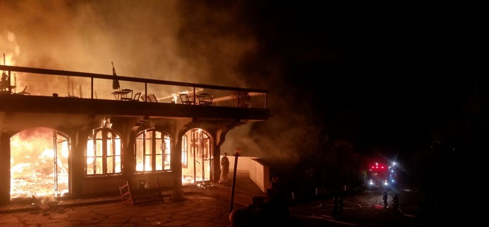 Fogo destruiu hotel em Campos do Jordão — Foto: Divulgação/ Corpo de Bombeiros