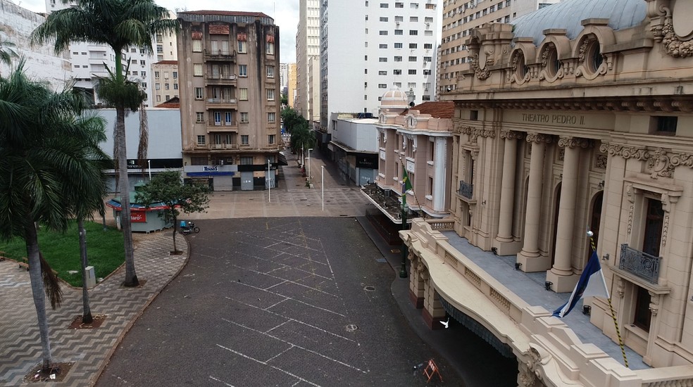 Esplanada do Theatro Pedro II e calçadão ficaram vazios durante confinamento contra Covid em março de 2021 — Foto: Sergio Oliveira/EPTV