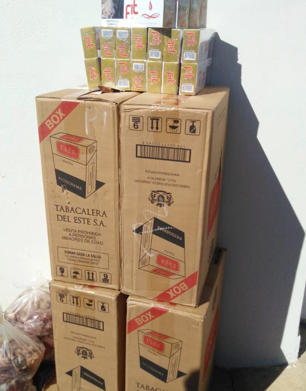 Além da carne, policiais também apreenderam mais de 2 mil maços de cigarros contrabandeados — Foto: Polícia Ambiental/Divulgação