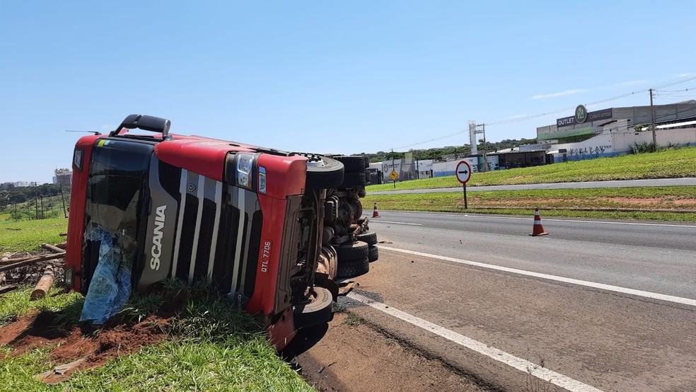 Motorista teve ferimentos leves e uma das pistas foi interditada por conta do acidente em Bauru  — Foto: Anderson Camargo /TV TEM